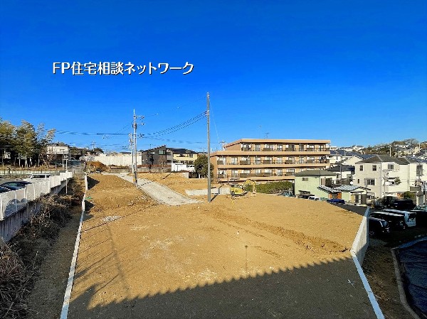 外観:隣家との間隔に配慮した区画配置で圧迫感を抑えた環境。車2台駐車可能な4LDK、LDK20帖の広さを日常に活かせる住まいです