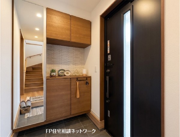 【玄関】  本画像はAIがCGで靴・小物を作成しており、実際の現地に靴・小物は設置されておりません。また、販売価格に靴等は含まれておりません。