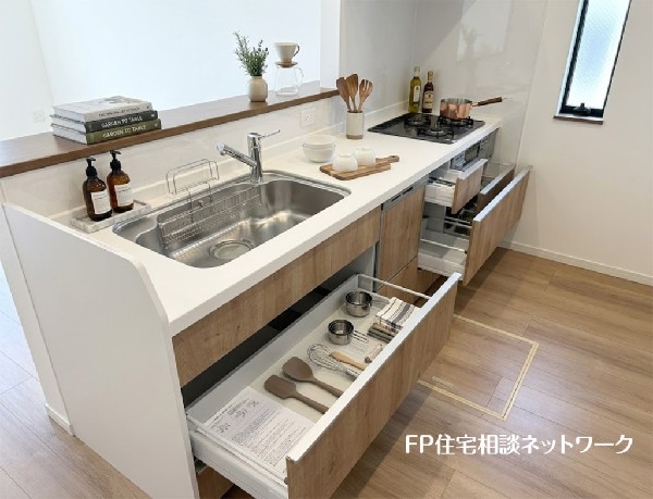 【キッチン収納】  本画像はAIがCGで家具・小物を作成しており、実際の現地に家具・小物は設置されておりません。また、販売価格に家具・小物等は含まれておりません。