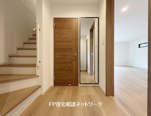 【玄関ホール】  本画像はAIがCGで小物を作成しており、実際の現地に小物は設置されておりません。また、販売価格に小物等は含まれておりません。