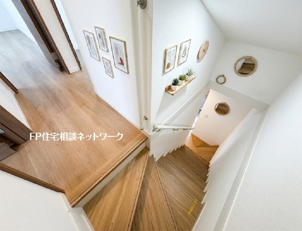 【階段】  本画像はAIがCGで小物を作成しており、実際の現地に小物は設置されておりません。また、販売価格に小物等は含まれておりません。