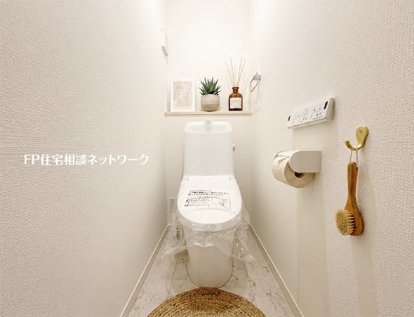 【トイレ】  本画像はAIがCGで小物を作成しており、実際の現地に小物は設置されておりません。また、販売価格に小物等は含まれておりません。