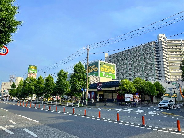 周辺環境:スポーツデポ川崎店(その広大な空間には数十万点ものスポーツ用品が並んでいる。エスパ川崎店の程近くにある。)