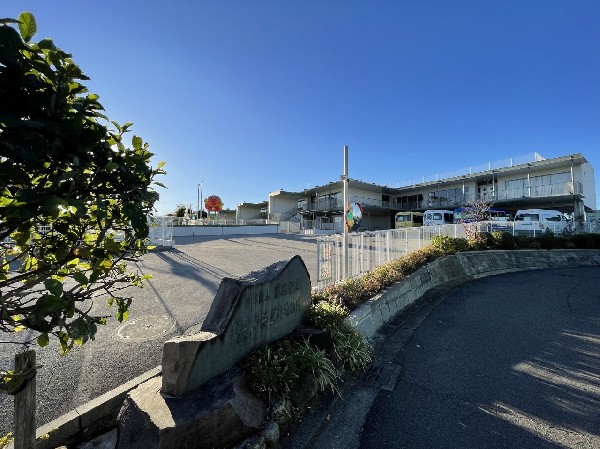 周辺環境:潮見台みどり幼稚園(教育目標は「のびのび明るく元気な子」。)