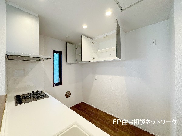キッチン上部の収納棚付です。システムキッチンと一体感あるカラーで見た目もgood。各種豊富なキッチン用品ですが、たまにしか使わないものも多くあるはず。それらの収納に重宝します。