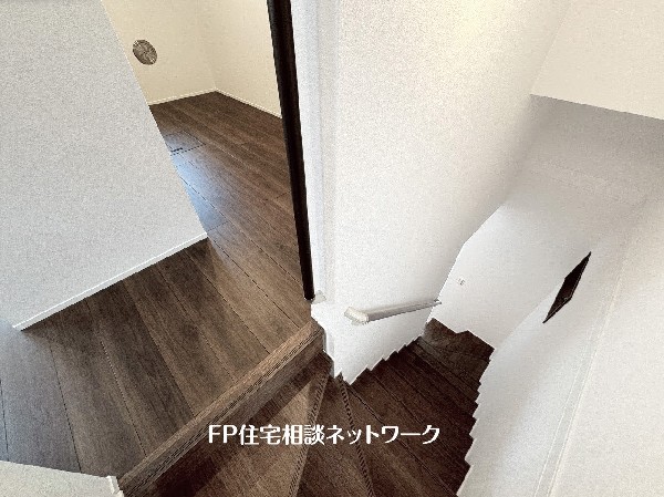 階段部分には自然の光を取り込むことの出来る、窓を配置しており明るい空間！お掃除の際には空気の換気などにも便利です。