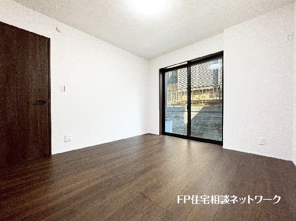 大きな窓で日差しを長時間受ける事が出来る暖かいお部屋です。もちろんペアガラスで、遮音性にも優れ、結露も発生しにくい構造。