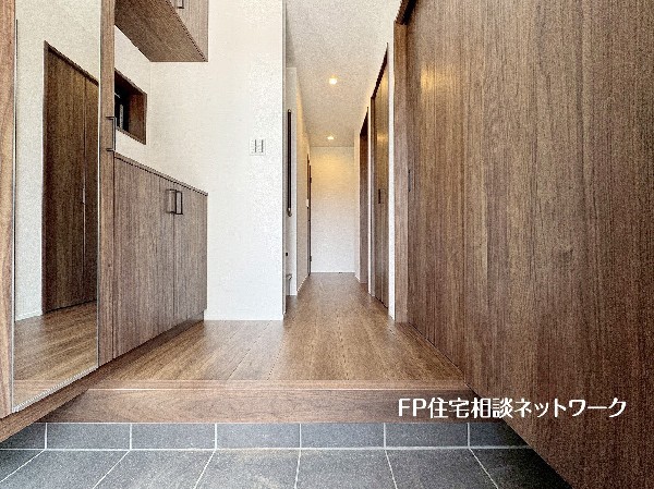 玄関ホールがスッキリ広々としていると帰る時も出ていく時も気持ちが良い。来客を出迎える玄関が綺麗ならその家の印象が良くなる。