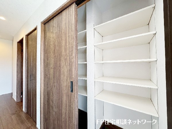 玄関横にはクロークが設置されており、可動式なのでロングブーツや長靴も棚の移動で収納できる。家族の履物が多くても安心。玄関が綺麗に整頓されているかどうかで、その家の印象が決まる。