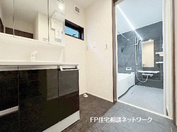 鏡の裏に収納棚を確保した三面鏡を採用。化粧品や歯ブラシなどを機能的に収納。また、三面鏡の本当の利点は三枚の鏡を合わせることで、頭の側面や背面が見れること。