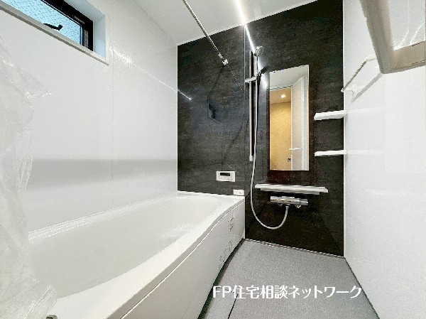 ゆったり入れる一坪バス。足を伸ばして入れるサイズは一日の疲れを癒すのに嬉しい広さ。お子様と一緒の入浴でも充分な広さです。