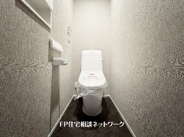 ウォシュレット、暖房便座機能付のトイレです。従来型に比べ節水効果があり、お手入れもしやすいので、家計も家事の負担も軽減してくれます。