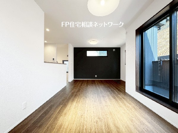 想像以上の質感が訪れる者の心を離さない。フローリング素材、窓の配置、壁面タイル、カラーバランス、どれをとってもワンランク上の仕上がり。