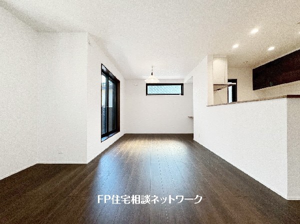 大切な家族が集まるからこそLDKにはこだわりたい。日当たりのよい広いＬＤＫを、子供たちが元気に走り回っている姿を見た時「広い家にして良かった」と思う。