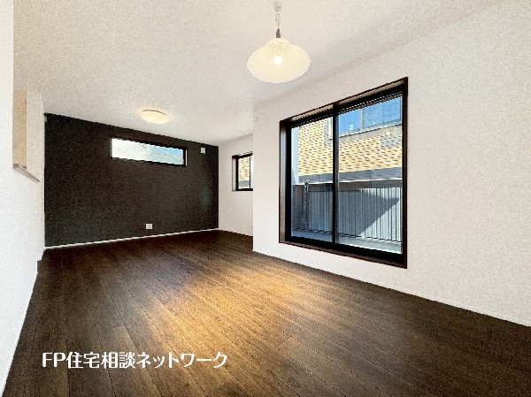 オープンな空間を生み出す、広がりとゆとり。家族と過ごす時間を大切にしたい方にぴったりのゆとりある住空間です。日差しがリビングの隅々までしっかりと届きます。