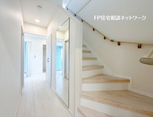 【1階廊下】  本画像はAIがCGで靴・小物を作成しており、実際の現地に靴・小物は設置されておりません。また、販売価格に靴等は含まれておりません。