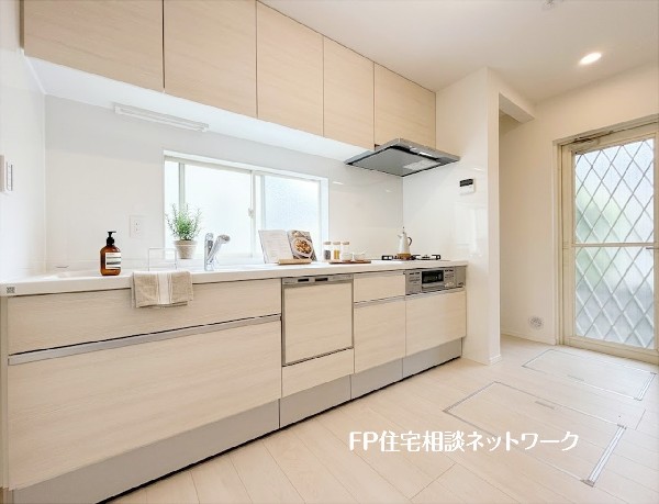 【キッチン】  本画像はAIがCGで小物を作成しており、実際の現地に小物は設置されておりません。また、販売価格に家具・小物等は含まれておりません。