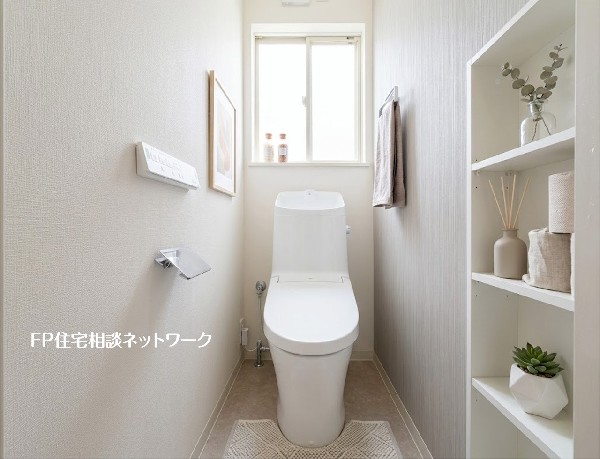 【トイレ】  本画像はAIがCGで小物を作成しており、実際の現地に小物は設置されておりません。また、販売価格に小物等は含まれておりません。【トイレ】  本画像はAIがCGで小物を作成しており、実際の現地に小物は設置されておりません。また、販売価格に小物等は含まれておりません。