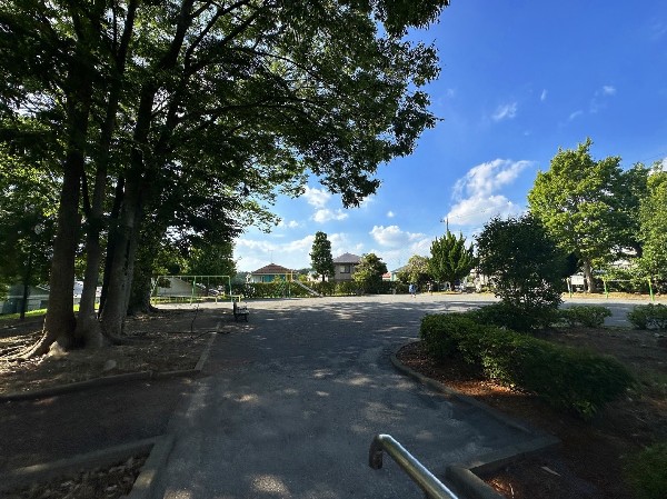 周辺環境:すみよし台第一公園(ブランコやすべり台、鉄棒がある公園で、多くの子供たちでにぎわっています。)