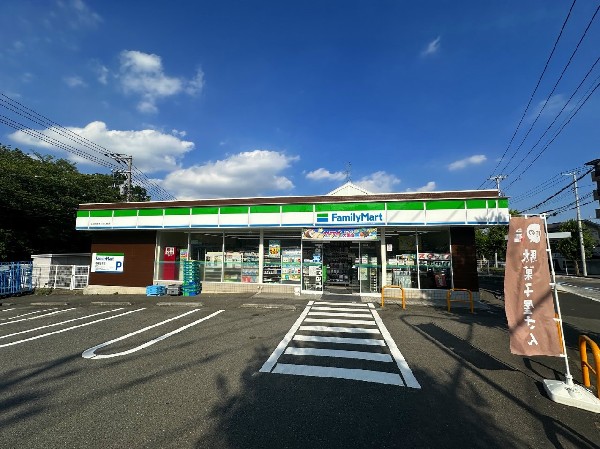 周辺環境:ファミリーマート 小浦青葉すみよし台店(ファミチキをはじめスナックメニューも大人気です。買物だけではなく、日常生活に関係する最重要施設となりつつある。)