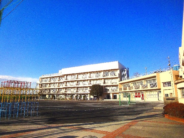 周辺環境:市ヶ尾小学校　(学校教育目標は、「自他の違いや良さがわかり（思考）、自ら判断し（判断）、自信をもって行動する（表現）子どもを育てる。」)