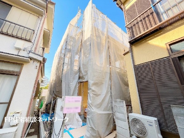 外観:生活の中心となるリビングを2階に配置し、隣地との目線を外す設計を採用。プライバシーが守られた空間は、まさに家族だけの憩いの空間です。