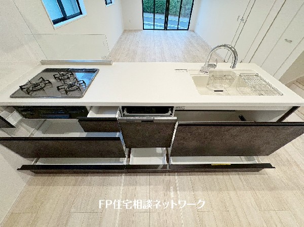 スライド収納付きのシステムキッチン。料理器具なども収納できて出し入れもスムーズ。収納量もたっぷりなので料理器具やストック調味料なども入れられる。