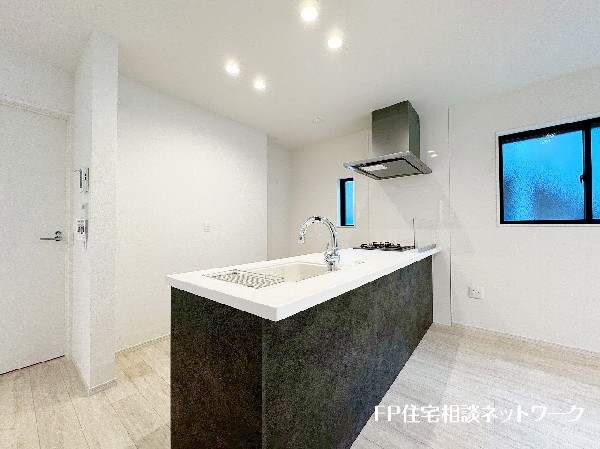 ペニュンシュラキッチンですので、出来上がったお料理をお子様が運ぶなど、お手伝いの時間も増えそうですね。