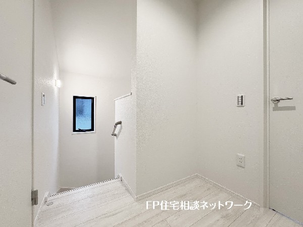 階段部分には自然の光を取り込むことの出来る、窓を配置しており明るい空間！お掃除の際には空気の換気などにも便利です。