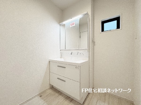 鏡の裏に収納棚を確保した三面鏡を採用。化粧品や歯ブラシなどを機能的に収納。