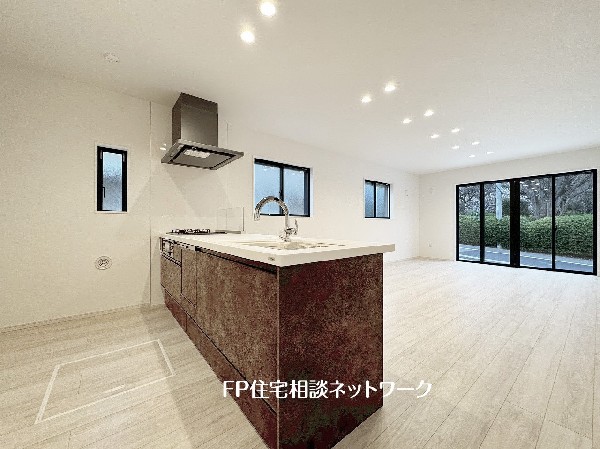 新しいキッチンは食事の支度も楽しく出来る。お手伝いをしてくれるお子様と並びながら準備や片付けが出来るキッチンは、ご家族のコミュニケーションを育む場として活躍します。