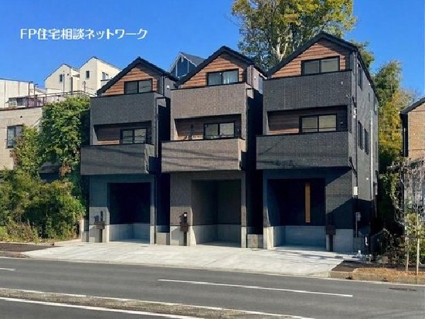 外観:【類似外観同仕様】施工例のため分譲中の建物とは外壁、屋根開口部等の形状・仕様が異なります。