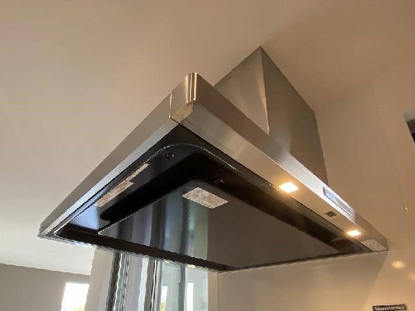 建物価格2200万円　建物面積100m2　  スタイリッシュな見た目からインテリアとしても人気があり、お掃除もしやすい最新型です。