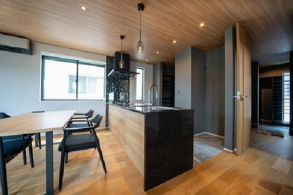 建物価格2200万円　建物面積100m2  一日の中で多くの時間を過ごすことになる住まいだからこそ、いつも穏やかな空間であるように心掛けています。構成する建材などへの配慮が、住まう方の健康を守ります。