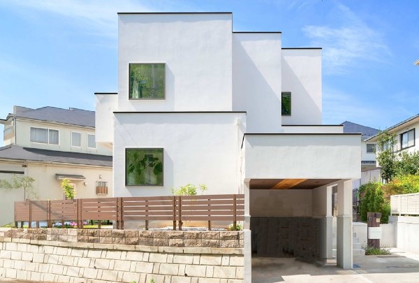 外観:【プラン例　建物価格2200万円　建物面積100m2】  装飾をなくし、箱型の美しい直線を用いたモダンな装い。