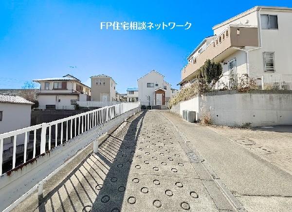 外観:周辺は2階建て住宅が建ち並ぶ閑静な住宅街で静かな日常を送る事が出来る住宅街です。