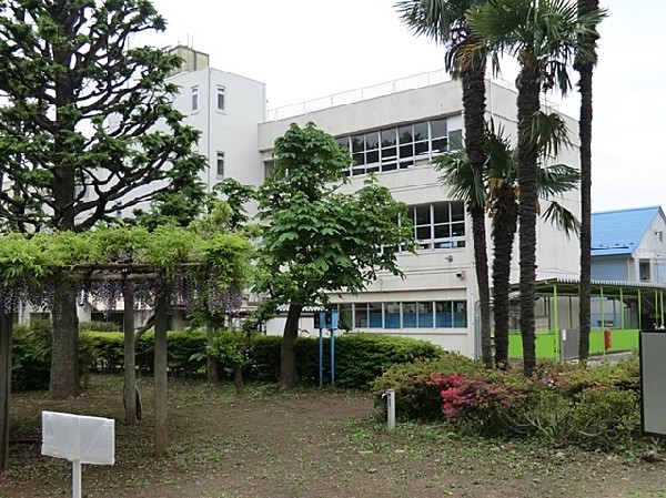 周辺環境:狛江市立狛江第三小学校(教育目標は、進んで学び、考える力、表現する力を高めようとする子　認め合い支え合い、協力して行動しようとする子)