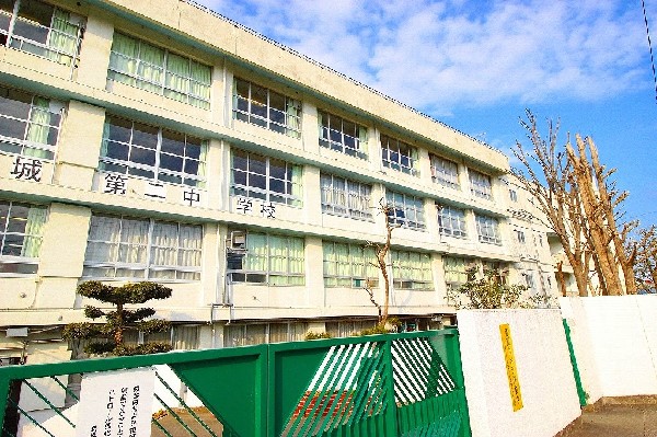 周辺環境:稲城市立稲城第二中学校　(緑豊かな環境で、豊かな未来を育む。本校の教育目標は、「進んで学ぶ人、心の豊かな人、たくましく生きる人、助け合って働く人」。)