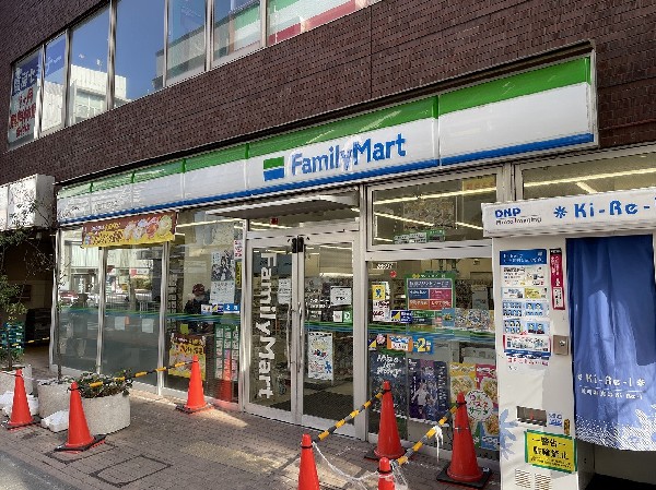 周辺環境:ファミリーマート町田鶴川駅北店(時間を問わず、幅広い品物が揃うコンビニ。いまや買物だけではなく、日常生活に深く関係する最重要施設となりつつある。)