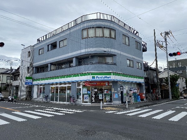 周辺環境:ファミリーマートますや古市場店(ファミチキをはじめスナックメニューも大人気です。買物だけではなく、日常生活に関係する最重要施設となりつつある。)