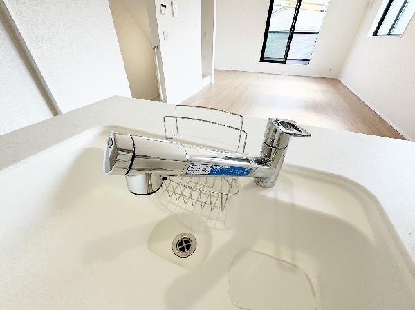 設備同仕様設備：スタイリッシュな、浄水器一体型水栓です。水栓にシャワーホースと浄水器を内蔵し、カルキ臭など軽減。シャワーヘッドを引き出すことで、広いシンクのお手入れもラクラク。