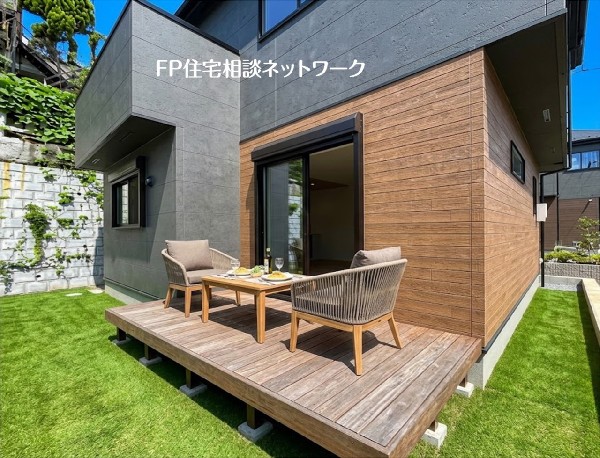 外観:【庭】本画像はAIがCGで家具・ウットデッキを作成しており、実際の現地に家具・ウットデッキは設置されておりません。また、販売価格に家具・ウットデッキ等は含まれておりません。