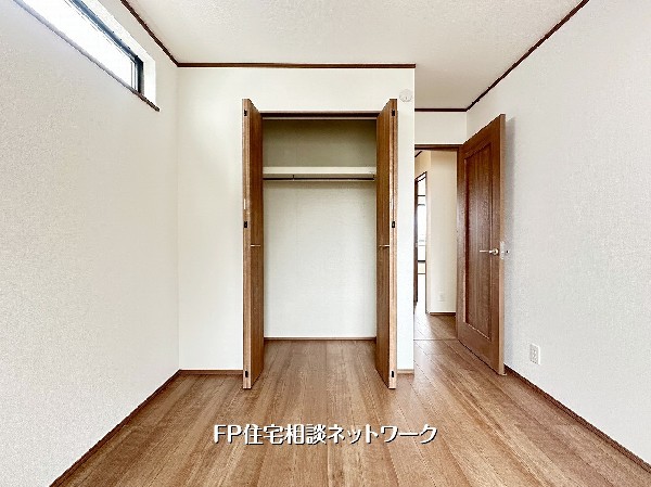 【洋室│6.12帖】使い勝手の良い洋室はクローゼット付きで収納も充実。衣類や荷物をすっきりと収められ、お部屋を広く使えます。小窓から自然光が入り、寝室や書斎など多用途に活用できる空間です。 