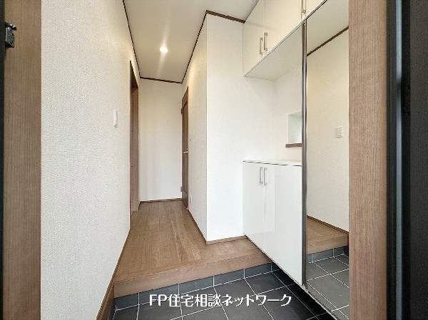 【玄関】すっきりとした玄関スペースは収納付きで靴や小物も整理しやすい設計。姿見付きで外出前の身だしなみチェックにも便利です。廊下へと続く動線もスムーズで、毎日の出入りを快適にサポートします。 