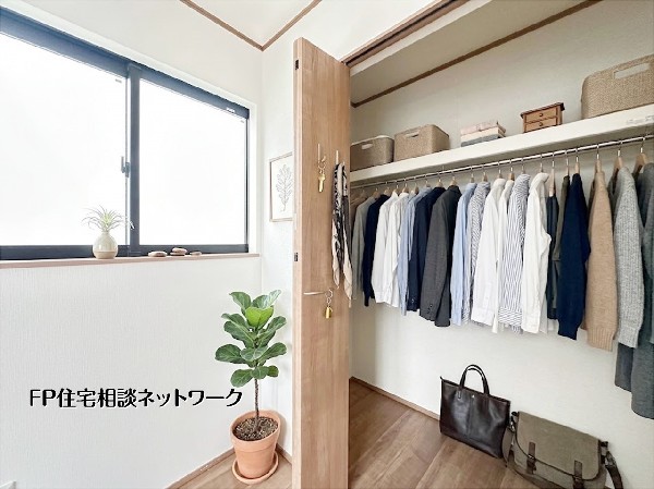 【収納】本画像はAIがCGで衣類・小物作成しており、実際の現地に衣類・小物は設置されておりません。また、販売価格に衣類・小物等は含まれておりません。