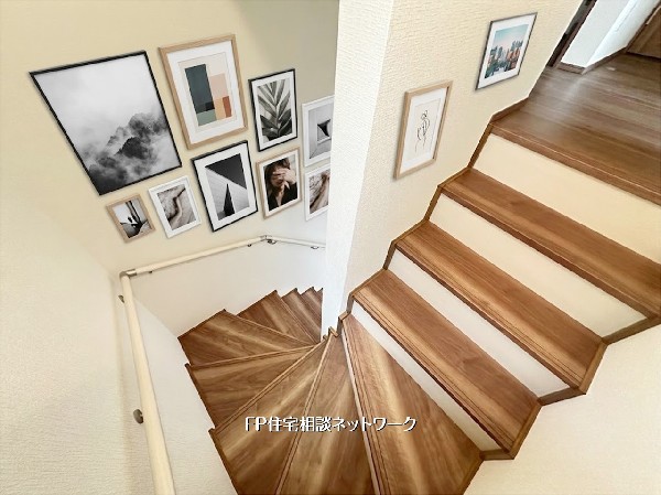 【階段】本画像はAIがCGで額縁作成しており、実際の現地に額縁は設置されておりません。また、販売価格に額縁等は含まれておりません。