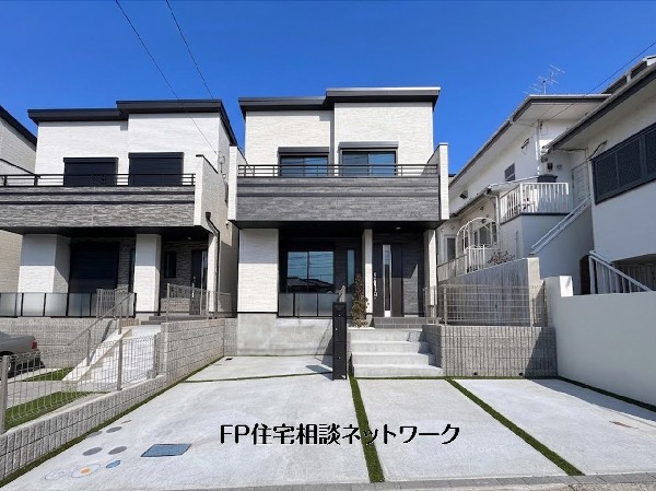 外観:【外観】スタイリッシュな外観が目を引く新築住宅。前面にはゆとりの駐車スペースを確保し、お車の出し入れもスムーズです。バルコニー付きで開放感があり、住まいの第一印象を引き立てます。