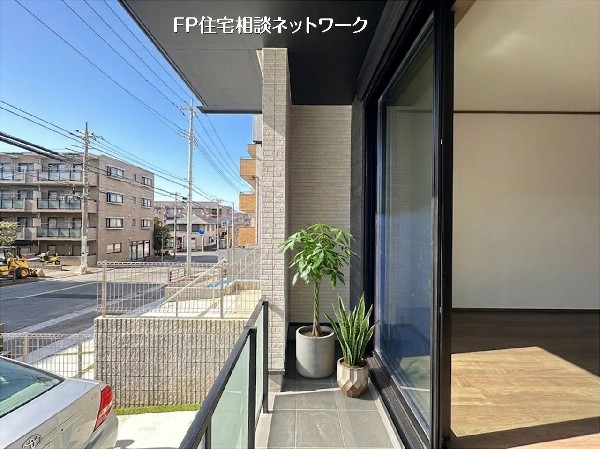 外観:【1階バルコニー】本画像はAIがCGで植栽作成しており、実際の現地に植栽は設置されておりません。また、販売価格に植栽等は含まれておりません。