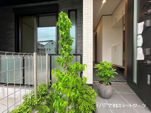 外観:【外玄関】本画像はAIがCGで植栽作成しており、実際の現地に一部植栽は設置されておりません。また、販売価格に一部植栽等は含まれておりません。
