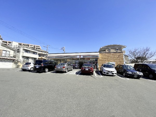 周辺環境:セブン-イレブン 川崎梶ケ谷３丁目店(セブンミールは大好評です。公共料金の支払いなど色々な用途があるコンビニは今や必須ですね)